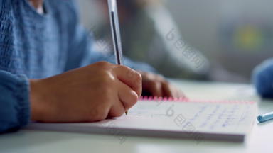 女学生手类工作桌子上女孩写作笔记本